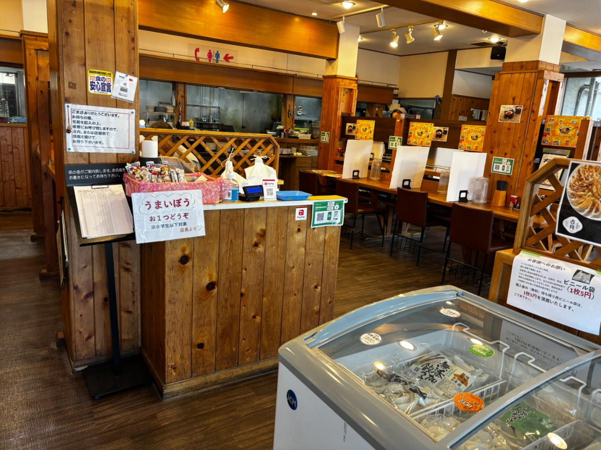 レジ・カウンターと店内