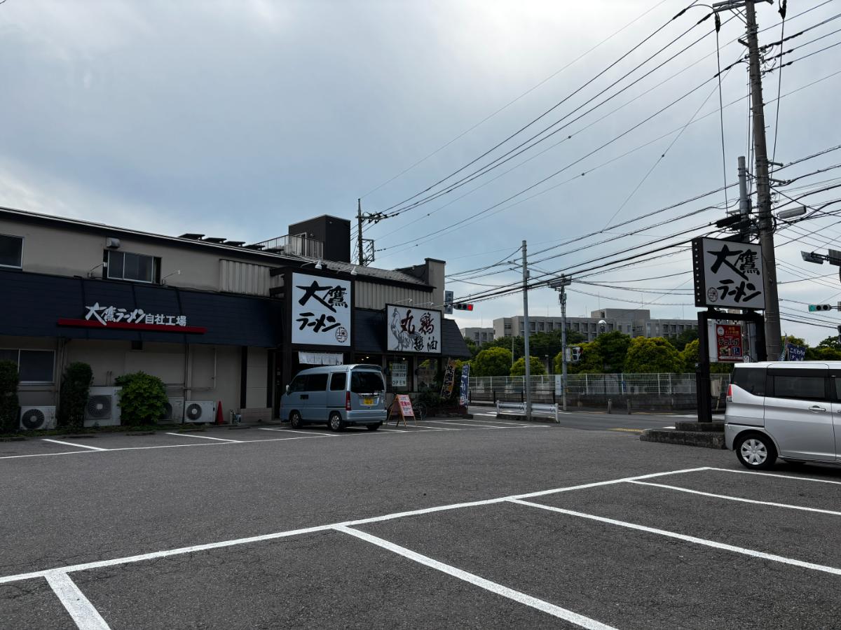 大鷹ラーメン 外観と駐車場