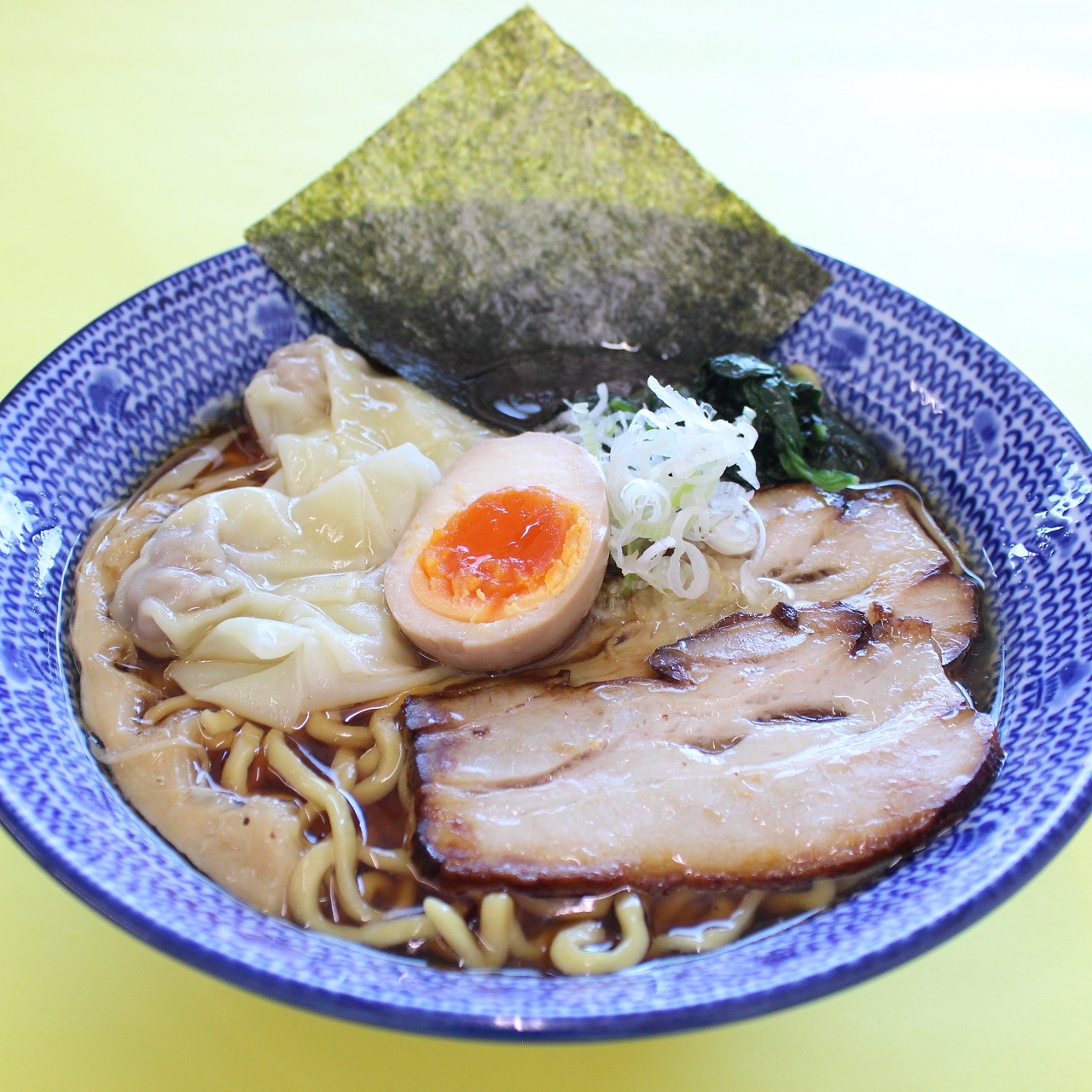 大鷹らーめん（特製丸鶏醤油らーめん）